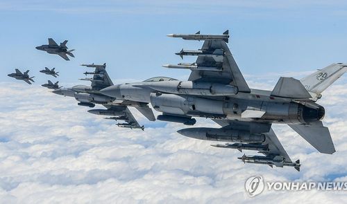 공격편대군 비행훈련 및 타격 훈련(서울=연합뉴스) 합참은 우리 공군 F-35A, KF-16, FA-50 편대가 NFL(비행금지선) 이남 중·동부 공역에서 공격편대군 비행훈련 및 타격 훈련을 실시했다고 27일 밝혔다. 사진은 우리 공군 F-35AㆍKF-16 편대가 공격편대군 비행훈련 및 타격 훈련을 실시하는 모습. 2024.5.27 [합동참모본부 제공. 재판매 및 DB 금지] photo@yna.co.kr