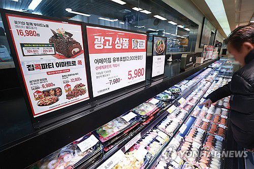 이마트에서 준비하는 집콕파티(서울=연합뉴스) 진연수 기자 = 17일 오후 서울 용산구 이마트에서 시민들이 장을 보고 있다. 이마트는 오는 21일까지 연말 홈파티용 먹거리 행사를 통해 9천원대 가성비 케이크부터 델리 식품까지 다양한 식품을 선보인다. 2023.12.17 jin90@yna.co.kr