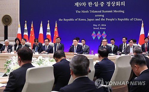제9차 한일중 정상회의 발언하는 윤석열 대통령(서울=연합뉴스) 홍해인 기자 = 윤석열 대통령이 27일 청와대 영빈관에서 열린 제9차 한일중 정상회의에서 발언하고 있다. 2024.5.27  [대통령실통신사진기자단] hihong@yna.co.kr