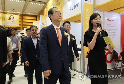 취업박람회장 부스 둘러보는 한덕수 총리(서울=연합뉴스) 최재구 기자 = 한덕수 국무총리가 27일 서울 강남구 코엑스에서 열린 KB 굿잡 우수기업 취업박람회를 방문해 부스를 돌아보고 있다. 2024.5.27 jjaeck9@yna.co.kr