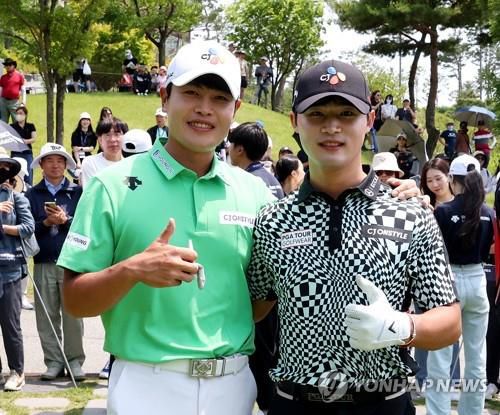 작년 데상트 코리아 매치 플레이 우승자 이재경(왼쪽)과 준우승자 배용준.[KPGA 제공. 재판매 및 DB 금지]