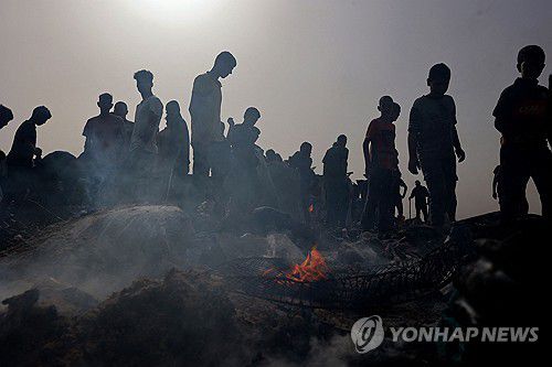 이스라엘군의 공습으로 수십명이 사망한 가자 최남단 도시 라파의 난민촌에 주민들이 모여 있다.[AFP 연합뉴스 자료사진 재판매 및 DB 금지]