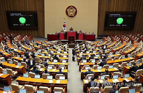 민주유공자법 국회 본회의 통과... 야당 단독 처리(서울=연합뉴스) 한종찬 기자 = 28일 오후 국회 본회의에서 민주유공자 예우에 관한 법률안이 통과되고 있다. 2024.5.28 saba@yna.co.kr