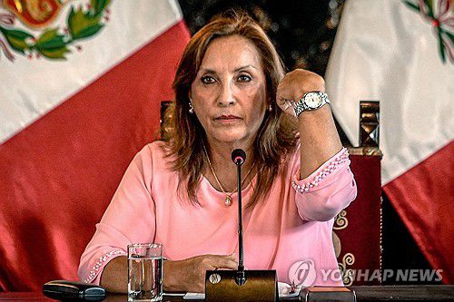 지난 달 5일(현지시간) 기자회견에서 손목에 찬 시계를 들어 보이는 페루 대통령[AFP 연합뉴스 자료사진. 재판매 및 DB 금지]