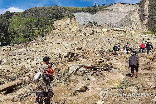 파푸아뉴기니 산사태(마이프 뮬리타카 AFP=연합뉴스) 28일 남태평양 섬나라 파푸아뉴기니 마이프 뮬리타카 지역 얌발리 마을 산사태 현장. 2024.05.29 photo@yna.co.kr