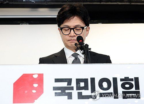비대위원장 사퇴 의사 밝히는 한동훈 비대위원장(서울=연합뉴스) 한종찬 기자 = 국민의힘 한동훈 비상대책위원장이 11일 서울 여의도 국민의힘 당사에서 제22대 국회의원 선거 관련 입장 발표를 하고 있다. 2024.4.11 [공동취재] saba@yna.co.kr