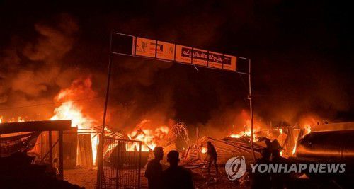 이스라엘 공습으로 불타는 라파 난민촌(라파 로이터=연합뉴스) 26일(현지시간) 이스라엘군의 공습을 받은 가자지구 최남단 도시 라파의 팔레스타인 난민촌이 화염에 휩싸여 있다. 2024.05.27 passion@yna.co.kr