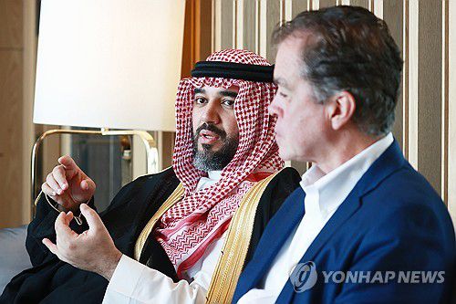 사우디 새비게임즈그룹 부회장과 대표이사 방한 인터뷰(서울=연합뉴스) 진연수 기자 = 파이살 빈 반다르 빈 술탄 알 사우드 새비게임즈 그룹 부회장 및 사우디e스포츠연맹 회장과 브라이언 워드 새비게임즈 그룹 대표이사가 29일 서울 송파구 시그니엘 서울에서 연합뉴스와 인터뷰를 하고 있다. 2024.5.29 jin90@yna.co.kr