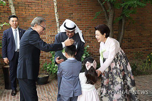 꽃 전달하는 이명박 전 대통령 친손주들(서울=연합뉴스) 김성민 기자 = 29일 서울 강남구 논현동 이명박 전 대통령의 자택에서 이 전 대통령의 친손주들이 무함마드 빈 자예드 알 나흐얀 아랍에미리트(UAE) 대통령에게 꽃을 전달하고 있다. 2024.5.29 ksm7976@yna.co.kr