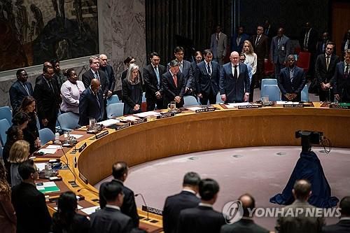 유엔 안보리 회의서 라이시 이란 대통령 추모 묵념(뉴욕 유엔본부 로이터=연합뉴스) 20일(현지시간) 미국 뉴욕 유엔본부에서 열린 회의에 앞서 회원국 대표들이 전날 헬기 사고로 숨진 에브라힘 라이시 이란 대통령을 추모하는 묵념을 하고 있다.  2024.5.21 photo@yna.co.kr