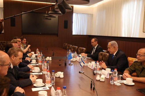 EU 집행위원이 공개한 네타냐후 총리와 회동(브뤼셀=연합뉴스) 바헬리 올리버 EU 확대정책 담당 집행위원은 29일(현지시간) 엑스(X·옛 트위터)에 올린 베냐민 네타냐후 이스라엘 총리와 회동 사진. 2024.5.30 photo@yna.co.kr [출처=바헬리 집행위원 SNS. 재판매 및 DB 금지]