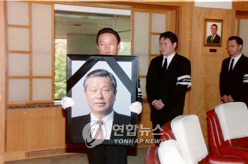 고 최종현 SK회장 영결식 거행고 최종현 SK회장 겸 전국경제인연합회 회장의 영결식이 열린 30일 장남  최태원SK㈜부회장(左)등 유족들이 전경련회관을 방문, 생전에 쓰던 회의실 좌석에  고인의 영정을 안치한채 예를 올리고 있다./전수영 1998.8.30 (서울=연합)<저작권자 ⓒ 2001 연 합 뉴 스. 무단전재-재배포 금지.>