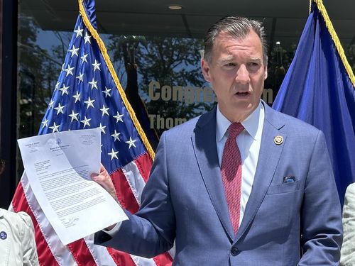 기자회견 하는 톰 수오지 미 하원의원(뉴욕=연합뉴스) 이지헌 특파원 = 톰 수오지(민주·뉴욕) 미 하원의원은 30일(현지시간) 뉴욕시 퀸스에 있는 자신의 지역구 사무실에서 기자회견을 열고 미 의회에 제출된 '한국 동반자 법안'에 바이든 대통령이 공개적인 지지를 표명해줄 것을 촉구했다고 밝혔다. 사진은 회견 도중 서한을 보이고 있는 수오지 의원. 2024.5.30 photo@yna.co.kr