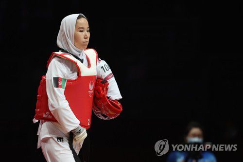아프간 최초 패럴림픽 태권도 선수 쿠다다디(지바=연합뉴스) 서명곤 기자 = 2020 도쿄 패럴림픽 출전을 위해 자국을 탈출한 아프가니스탄 여성 장애인 태권도 선수 자키아 쿠다다디가 2일 오전 일본 지바현 마쿠하리 메세 B홀에서 열린 여자 49㎏급(스포츠등급 K44) 16강 경기에 출전하고 있다.  2021.9.2 seephoto@yna.co.kr