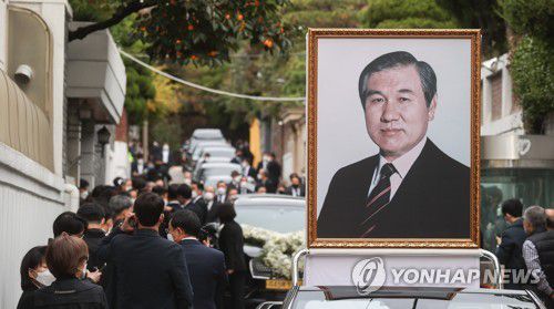 고 노태우 전 대통령 사저 도착한 고인 영정과 운구차량(서울=연합뉴스) 임화영 기자 = 고(故) 노태우 전 대통령의 영정과 운구차량이 30일 오전 서울 서대문구 연희동 사저에 도착하고 있다. 2021.10.30 [공동취재] hwayoung7@yna.co.kr