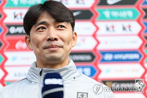 인터뷰하는 변성환 감독(서울=연합뉴스) 30일 경기도 파주NFC(축구대표팀 트레이닝센터)에서 한국 17세 이하(U-17) 남자 축구대표팀 변성환 감독이 인터뷰하고 있다. 2023.10.30 [대한축구협회 제공. 재판매 및 DB 금지] photo@yna.co.kr