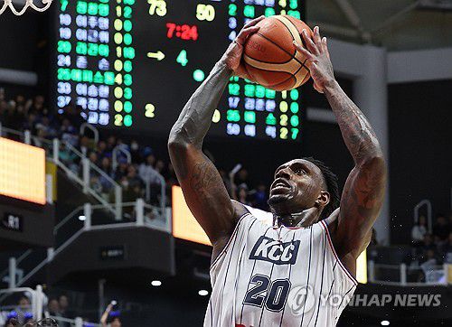 슛하는 라건아(수원=연합뉴스) 홍기원 기자 = 5일 경기도 서수원칠보체육관에서 열린 프로농구 챔피언결정전 5차전 수원 KT 소닉붐과 부산 KCC 이지스의 경기. KCC 라건아가 슛하고 있다. 2024.5.5 xanadu@yna.co.kr