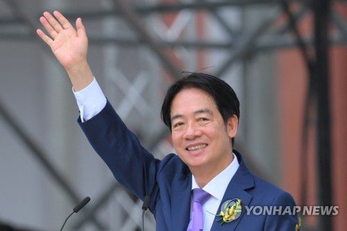 손 흔드는 라이칭더 신임 대만 총통(타이베이 AFP=연합뉴스) 라이칭더 신임 대만 총통이 20일 타이베이 총통부에서 거행된 취임식 행사에서 취임 연설을 하던 도중 손을 흔들고 있다. 이날부터 4년간의 임기를 시작한 라이 총통은 전임 차이잉원 정부의 '민주·평화·번영' 노선에 대한 '현상 유지'에 초점을 맞출 예정이다. 2024.05.20 passion@yna.co.kr