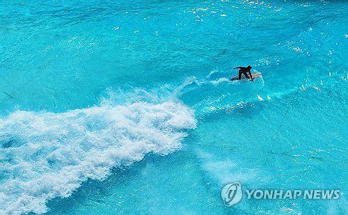 시원한 파도타기[연합뉴스 자료사진]