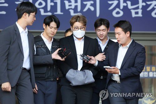 검찰 송치되는 김호중(서울=연합뉴스) 김성민 기자 = 음주 뺑소니 혐의를 받는 가수 김호중이 31일 오전 서울 강남구 강남경찰서에서 검찰로 송치되고 있다. 2024.5.31 ksm7976@yna.co.kr