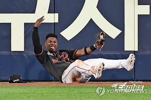 한화 페라자 부상(서울=연합뉴스) 31일 대구 삼성라이온즈파크에서 열린 2024 프로야구 한화 이글스와 삼성 라이온즈 경기. 6회말 삼성 양우현의 타구를 잡는 과정에서 펜스에 부딪힌 한화 페라자가 고통을 호소하고 있다. 2024.5.31 [한화이글스 제공. 재판매 및 DB 금지] photo@yna.co.kr