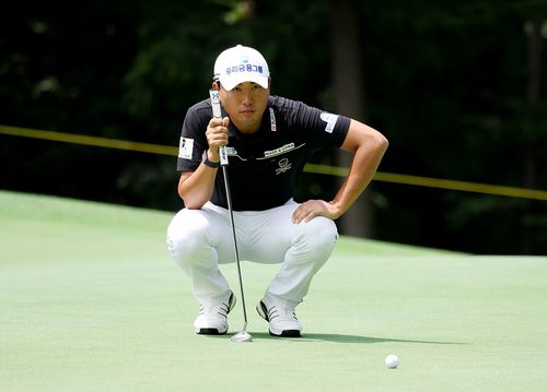 그린을 살피는 조우영.[KPGA  제공. 재판매 및 DB 금지]