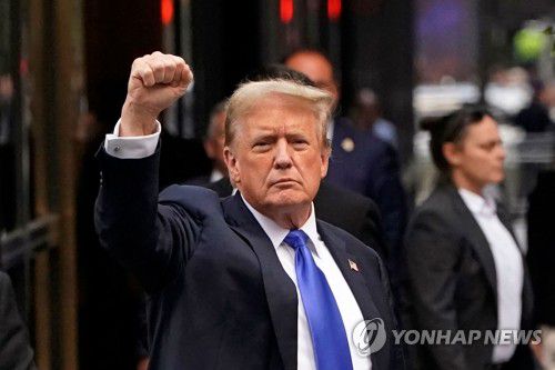 지지자들에 주먹 쥐어보이는 트럼프(뉴욕 AFP=연합뉴스) 미국 공화당 대선후보인 도널드 트럼프 전 대통령이 30일(현지시간) 뉴욕 맨해튼 형사법원에서 재판을 마친 뒤 트럼프 타워에 도착해 지지자들에게 주먹을 쥐어 보이고 있다. 이날 뉴욕 맨해튼 주민 12명으로 구성된 배심원단은 맨해튼 형사법원에서 심리를 마친 뒤 트럼프 전 대통령이 받는 34개 범죄혐의에 대해 모두 유죄라고 평결했다. 2024.05.31 passion@yna.co.kr