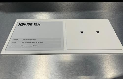 삼성전자 5세대 HBM 12단 실물(새너제이[미 캘리포니아주]=연합뉴스) 김태종 특파원 = 미 반도체 기업 엔비디아의 연례 개발자 콘퍼런스 GTC 2024가 열린 지난 3월 18일(현지시간) 미 캘리포니아주 새너제이 컨벤션 센터에 마련된 전시관에서 삼성전자가 업계 최초로 개발한 HBM3E 12H의 실물을 공개했다. 2024.3.18 taejong75@yna.co.kr