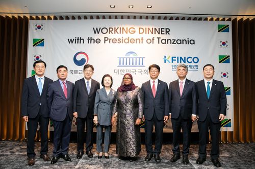 사미아 술루후 하산 대통령(왼쪽 5번째)이 권성동 의원(왼쪽 3번째), 박상우 국토교통부 장관(오른쪽 3번째), 이은재 K-FINCO 이사장(왼쪽 4번째), 삼성물산 지형근 부사장(왼쪽 첫번째), 신홍균 K-FINCO 운영위원장(왼쪽 2번째), 정원주 대우건설 회장(오른쪽 2번째), 윤영준 현대건설 사장(오른쪽 1번째)과 기념촬영을 하고 있다. [전문건설공제조합 제공. 재판매 및 DB 금지]