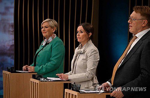 아이슬란드 대통령 선거 후보 토론회(레이캬비크·AFP=연합뉴스) 지난 달 31일(현지시간) 열린 대통령 선거 후보 TV 토론회에 출연한 할라 토마스도티르 후보(왼쪽)와 카트린 야콥스도티르(48) 후보(가운데). 2024.06.02