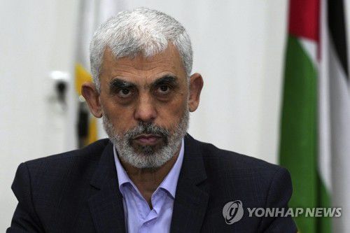 ICC 체포영장 청구된 하마스 지도자(가자시티 AP=연합뉴스) 카림 칸 국제형사재판소(ICC) 검사장은 20일(현지시간) 이스라엘 베냐민 네타냐후 총리와 요아브 갈란트 국방장관, 하마스 야히야 신와르 최고지도자와 무함마드 데이프·이스마일 하니예에 대해 체포영장을 청구했다고 밝혔다. 사진은 2022년 4월 가자시티에서 회의를 주재하는 신와르 최고지도자. 2024.05.21 passion@yna.co.kr