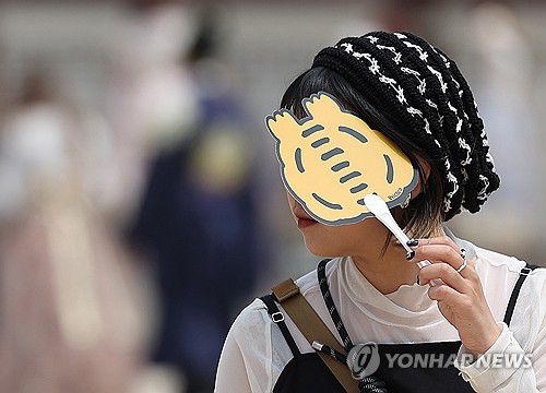 '강한 햇빛에'[연합뉴스 자료사진]