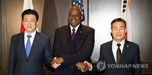 한미일 국방장관 회담(싱가포르=연합뉴스) 신현우 기자 = 제21차 아시아 안보회의(샹그릴라 대화)에 참석 중인 신원식 국방부 장관이 2일(현지시간) 싱가포르 샹그릴라 호텔에서 한미일 국방장관 회담에 앞서 로이드 오스틴 미국 국방장관, 기하라 미노루 일본 방위상과 기념 촬영하고 있다. 2024.6.2 [공동취재] nowwego@yna.co.kr