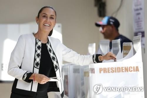 멕시코 첫 여성 대통령된 셰인바움(멕시코시티 신화=연합뉴스) 2일(현지시간) 멕시코 멕시코시티의 한 투표소에서 집권 여당 국가재생운동(MORENA·모레나) 소속 클라우디아 셰인바움) 후보가 투표하고 있다. 이날 AFP통신은 여론조사 기관 엔콜의 출구조사 결과를 인용해 셰인바움 후보가 약 58%의 득표율로 29%에 그친 야당연합 소치틀 갈베스 후보를 크게 앞설 것으로 보인다고 전했다. 2024.06.03