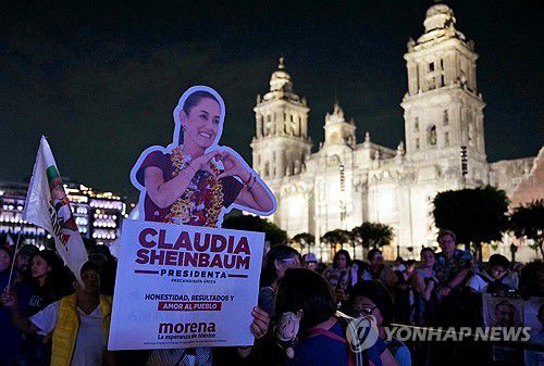 멕시코시티 소칼로 광장에 집결한 셰인바움 지지자[멕시코시티 AFP=연합뉴스. 재판매 및 DB 금지]