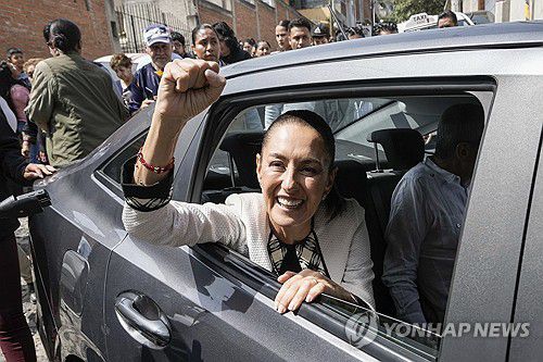 투표 마치고 주먹 들어 보이는 셰인바움[멕시코시티 AP=연합뉴스. 재판매 및 DB 금지]