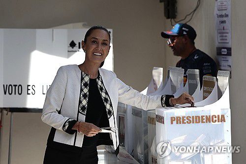 투표하는 셰인바움 후보[멕시코시티 EPA=연합뉴스. 재판매 및 DB 금지]