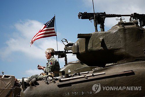 노르망디 상륙작전 80주년(노르망디<프랑스> 로이터=연합뉴스) 프랑스 노르망디 상륙작전 80주년 기념행사를 앞두고 2일(현지시간) 제2차 세계대전 재연자가 탱크에 앉아있다. 2024.6.3 photo@yna.co.kr