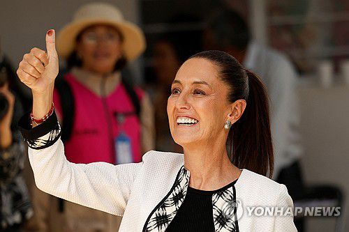 환하게 웃는 셰인바움 당선인(멕시코시티 로이터=연합뉴스) 클라우디아 셰인바움 멕시코 대통령 당선인이 2일(현지시간) 투표소에서 나와 엄지손가락을 들고 환하게 웃고 있다. 2024.6.3