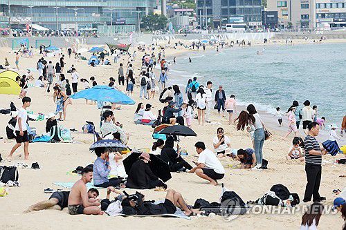 해수욕장 문 활짝[연합뉴스 자료사진]