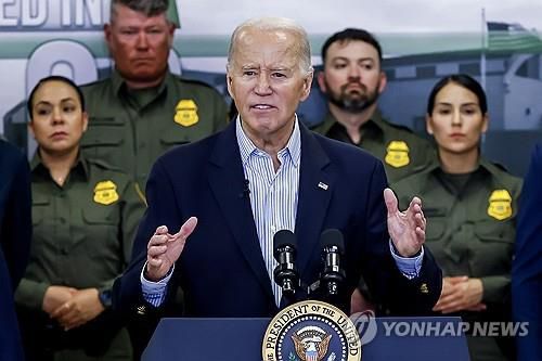 남부 국경 찾아 연설하는 바이든[EPA 연합뉴스 자료사진. 재판매 및 DB 금지]