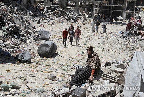 폐허로 변한 가자지구(가자지구 로이터=연합뉴스) 5월 31일(현지시간) 팔레스타인 가자지구 북부의 자발리아 난민 캠프에서 한 여성이 잔해 위에 앉아 있다. 2024.05.31 photo@yna.co.kr
