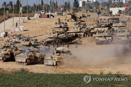 국경지역에 집결한 이스라엘군 탱크(이스라엘-가자 국경 AFP=연합뉴스) 이스라엘군 탱크와 군용 차량들이 29일(현지시간) 가자지구 국경 인접 지역에 집결해 있다. 이스라엘은 국제사회의 만류에도 가자지구 최남단 도시 라파에 대한 공세를 멈추지 않고 있다. 2024.05.30 passion@yna.co.kr