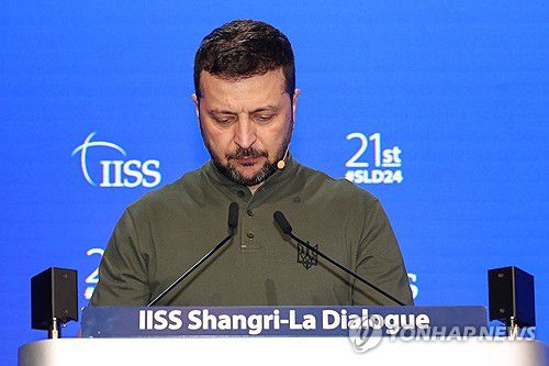 연단에 선 젤렌스키 대통령(싱가포르=연합뉴스) 신현우 기자 = 볼로디미르 젤렌스키 우크라이나 대통령이 2일(현지시간) 싱가포르 샹그릴라 호텔에서 열린 제21차 아시아 안보회의(샹그릴라 대화) 7차 본회의에 참석해 연설을 앞두고 있다. 2024.6.2 nowwego@yna.co.kr