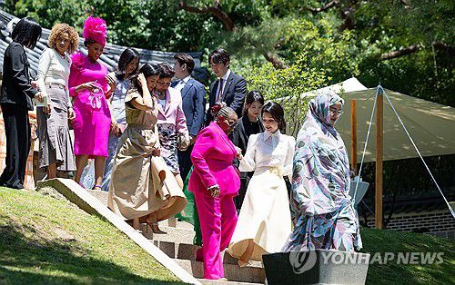 [한-아프리카 정상회의] 김건희 여사, 아프리카 정상 배우자와 오찬(서울=연합뉴스) 홍해인 기자 = 김건희 여사가 4일 서울 청와대 상춘재에서 열린 2024 한-아프리카 정상회의 배우자 오찬에서 참석자들과 이동하고 있다. 2024.6.4 [대통령실 제공. 재판매 및 DB 금지] hihong@yna.co.kr