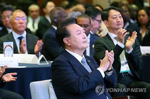 [한-아프리카 정상회의] 박수치는 윤석열 대통령    (서울=연합뉴스) 홍해인 기자 = 윤석열 대통령이 5일 서울 중구 롯데호텔에서 열린 '2024 한-아프리카 비즈니스 서밋 개회식'에 참석해 박수를 치고 있다. 2024.6.5 [대통령실통신사진기자단]     hihong@yna.co.kr (끝)