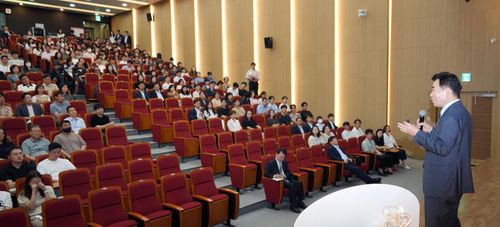 김진표 전 국회의장 저출산 대책 강연[춘천시 제공.재판매 및 DB 금지]