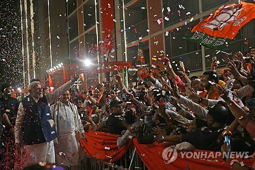 4일 인도 뉴델리 BJP 당사에 도착한 모디 총리(왼쪽)[AFP 연합뉴스 자료사진. 재판매 및 DB 금지]