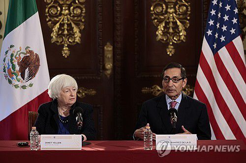 지난해 멕시코시티에서 기자회견하는 로헬리오 라미레스 데라 오 멕시코 재무장관(오른쪽)과 재닛 옐런 미 재무장관[EPA 연합뉴스 자료사진. 재판매 및 DB 금지]