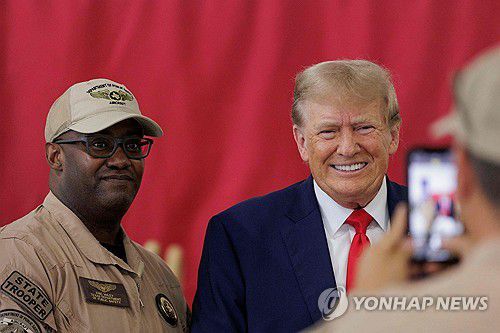 2023년 11월 텍사스 국경지대 찾은 트럼프[AFP 연합뉴스 자료사진]